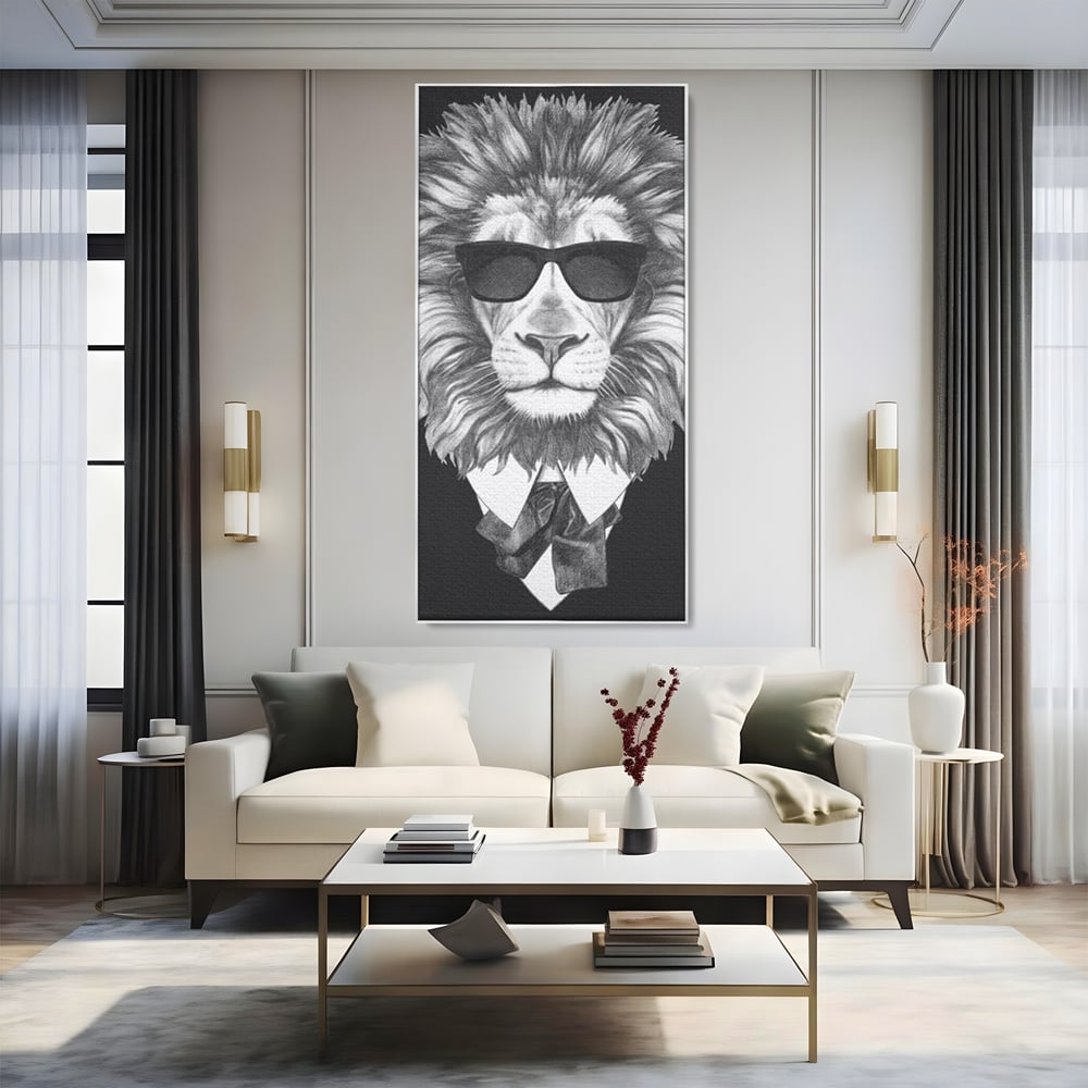 Tablou canvas cu tablou canvas cu leu in costum si ochelari, in rama de aluminiu argintiu, pe perete intr-un living